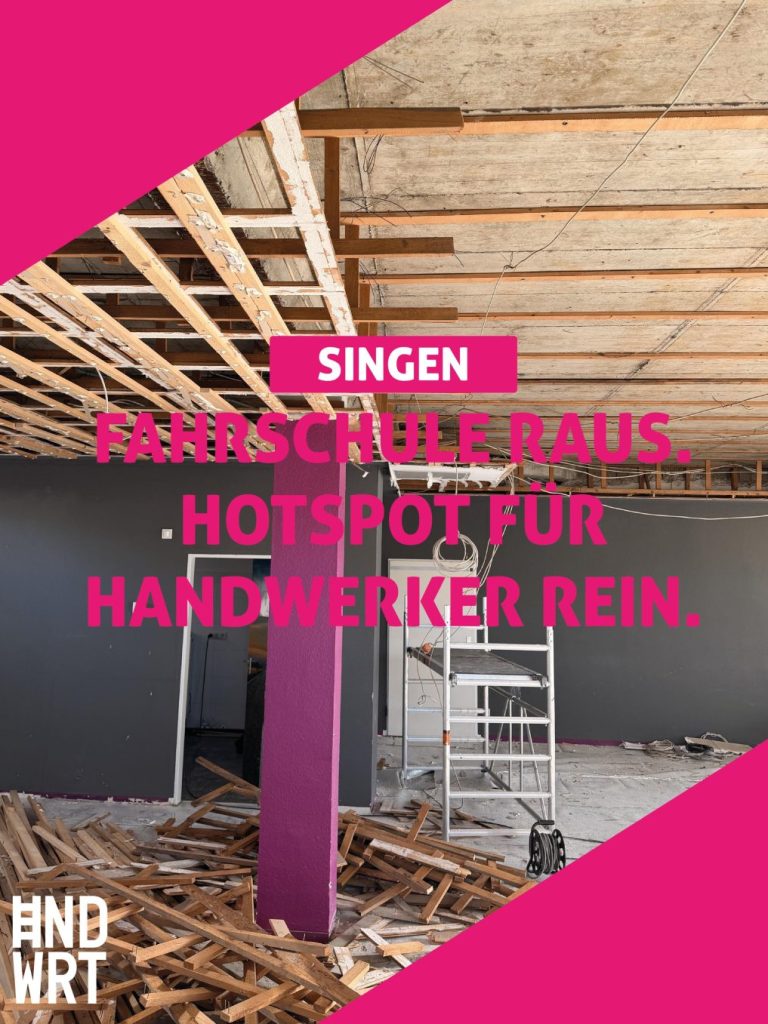 Raum mit freiliegender Holzbalkendecke, teilweise entfernter Verkleidung und Gerüst während Sanierungsarbeiten